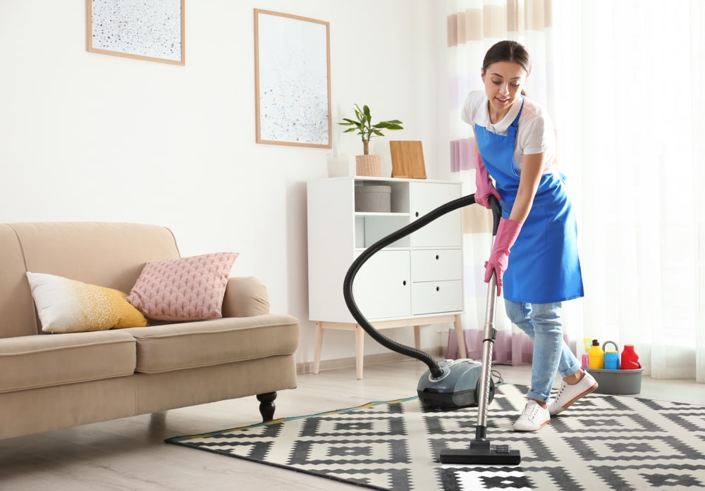 Reinigungskraft bei der Privatreinigung in einer gemütlichen Wohnung