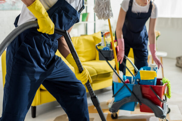 Team bei der Grundreinigung einer Wohnung nach einer Renovierung